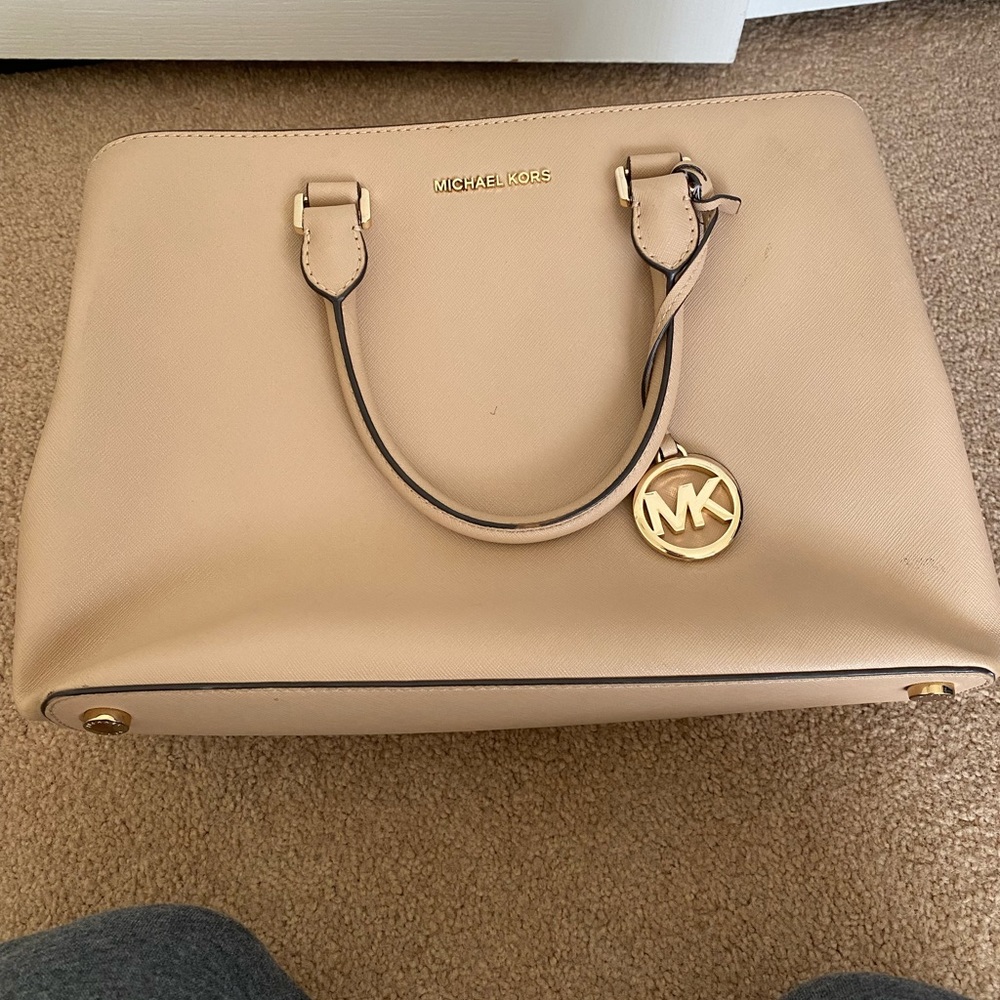 Michael Kors handbag. Large size. Has a lot of wear and tear. Needs cleaning.